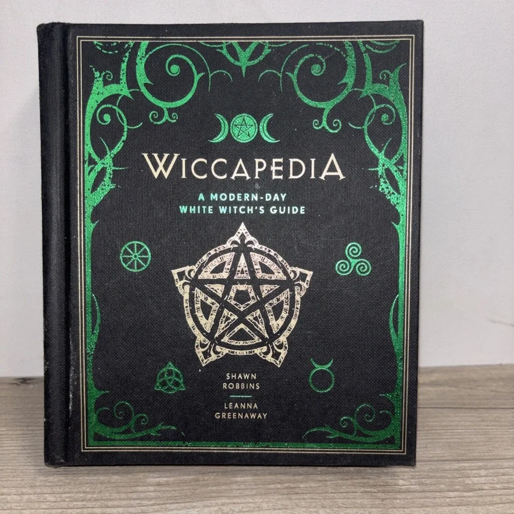 Wiccapedia: A Modern-Day White Witch's Guide (The Modern-Day Witch, 1) (Volu...